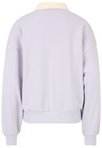 Fioletowy krótki sweatshirt z białym kołnierzem, długimi rękawami, prążkowanymi mankietami i dołem, gładką teksturą i luźnym krojem.