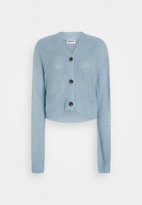 Ljusblått kort kavajjacka i stickad tyg med en strukturerad mönster, med v-ringning, långa ärmar och tre brun knappstängningar.