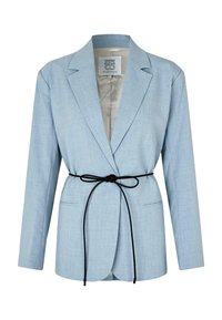 Svijetloplavi blejzer s glatkom teksturom, sicates ili reverima, dugim rukavima i crnim remenom u struku. Uključena su dva prednja džepa.