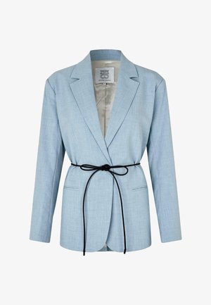 Vaaleansininen bleiseri, jossa on sileä pinta, uurrettu kaulus, pitkät hihat ja musta vyö vyötäröllä. Kaksi etutaskua.