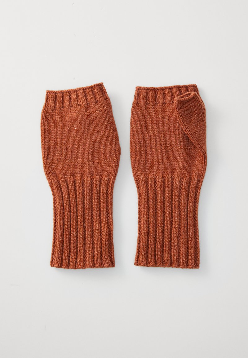 Luvas sem dedos na cor rust, feitas de um tecido de malha suave e texturizado. Apresentam um design canelado no pulso e uma abertura para o polegar em uma das luvas.