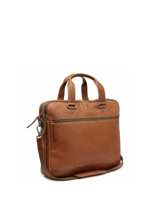 Valigetta in pelle marrone con due manici, tasca frontale con cerniera, tracolla rimovibile e chiusura principale con zip, inclinata su sfondo bianco.