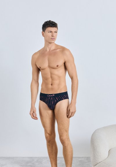 Sous-vêtements pour hommes à motifs bleus et roses avec l'inscription "Love", fabriqués en tissu extensible, offrant une coupe ajustée et une ceinture élastique.