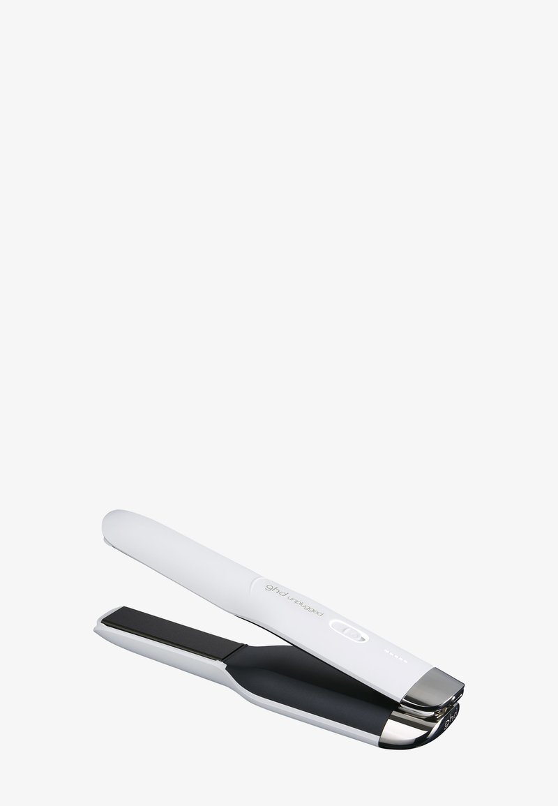 Witte draadloze haarstylers met zwarte verwarmingsplaten en een aan-uitknop bovenop, gedeeltelijk geopend op een witte achtergrond.