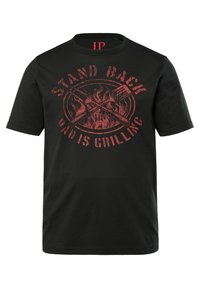 Camiseta de algodón negra con un estampado gráfico rojo que presenta utensilios cruzados y llamas, el texto dice "APÁRTATE, PAPÁ ESTÁ ASANDO." Diseño de cuello redondo.