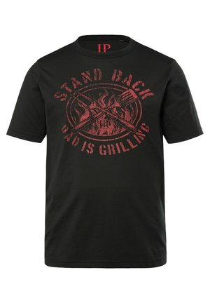 Sort bomulds T-shirt med et rødt grafisk tryk af krydsede redskaber og flammer, teksten lyder "TRÆD TILBAGE, FAR GRILLER." Crew neck design.