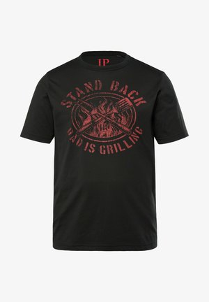 Zwarte katoenen T-shirt met een rode grafische print van gekruiste keukengerei en vlammen. De tekst luidt "STAP TERUG DAD IS AAN HET GRILLEN." Crew neck ontwerp.