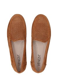 Braune Wildledermokkasinschuhe mit einem strukturierten Muster auf der Vorderseite, weicher Fütterung und flexibler Sohle. Entworfen für Komfort und lässiges Tragen.