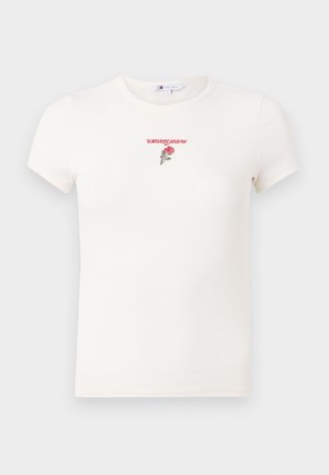 Maglietta bianca a costine con maniche corte, scollatura a girocollo e un logo ricamato "tommy jeans" rosso con un dettaglio di rosa.
