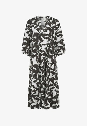 Sort og hvid kjole med blomstermønster, V-hals, trekvartærmer og lagdelt design. Fremstillet af letvægtsstof med en glat tekstur.