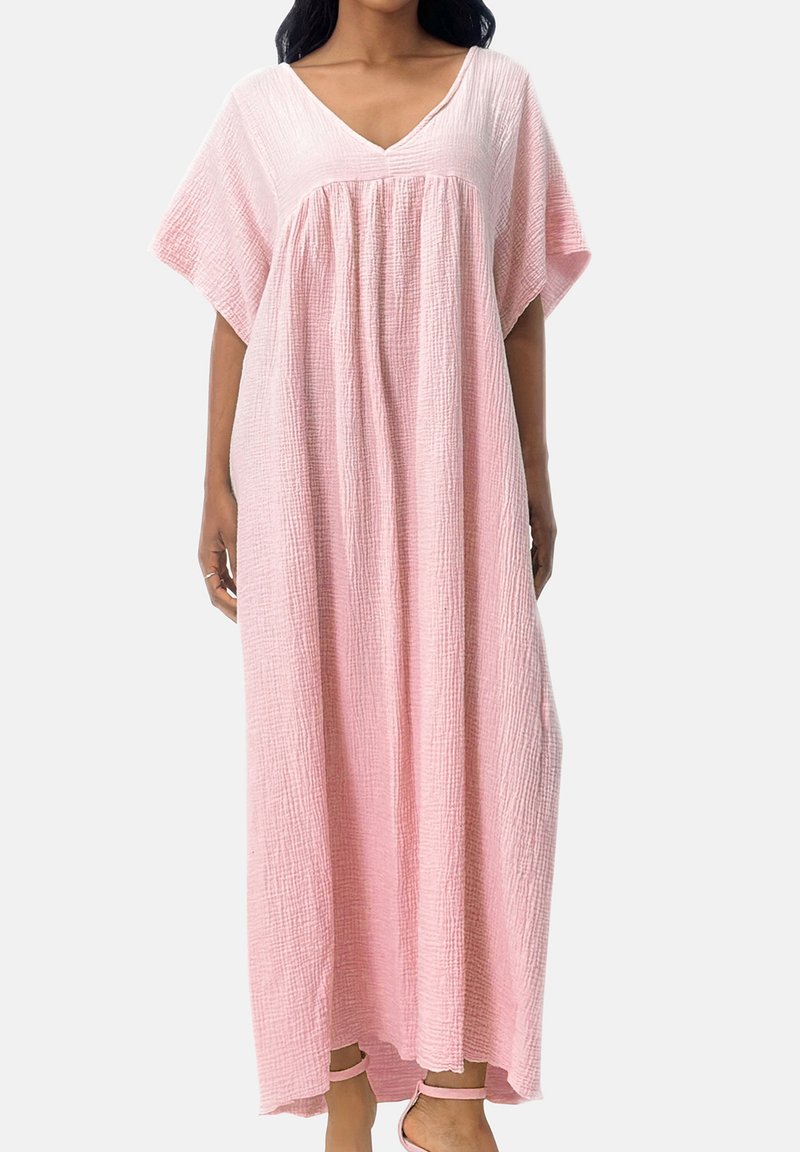 Robe longue en coton rose avec un col en V, des manches courtes, un tissu texturé froissé et une coupe ample, s'étendant jusqu'aux chevilles.