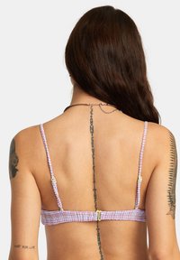Geflochtener Lavendel-Bikini-Oberteil mit dünnen Trägern und goldener Hardware, das ein strukturiertes Design und einen verstellbaren Rücken für eine optimale Passform bietet.