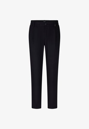 Zwarte broek van een gladde stof, smal toelopend ontwerp, elastische tailleband, enkele knoopsluiting en subtiele plooien voor extra detail.