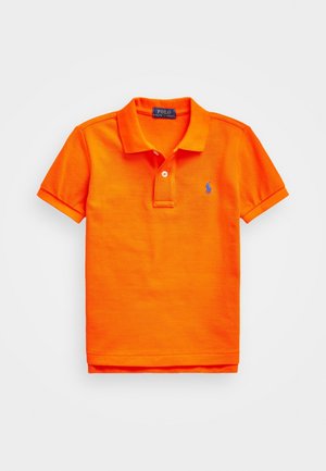 Polo à manches courtes orange vif avec col, patte à deux boutons et petit logo bleu brodé sur la poitrine gauche.
