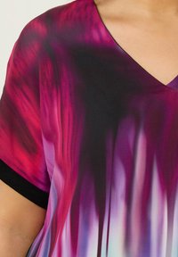 Tunika a gradiente viola e nera con scollatura a V e maniche corte, realizzata in un tessuto leggero e liscio con una texture fluida.