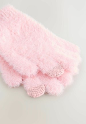 Gants en peluche rose doux avec des prises en tricot sur le pouce et l'index, posés à plat sur une surface claire.