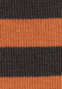Tessuto lavorato a maglia con strisce orizzontali alternate di arancione e nero. La texture è a costine, che mette in evidenza un materiale morbido e elastico.