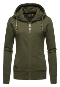 Olivengrøn zip-up hoodie lavet af blødt materiale, med en hætte, justerbare snore og en kontrasterende lynlås med dekorative detaljer.