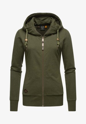 Olivengrøn zip-up hoodie lavet af blødt materiale, med en hætte, justerbare snore og en kontrasterende lynlås med dekorative detaljer.