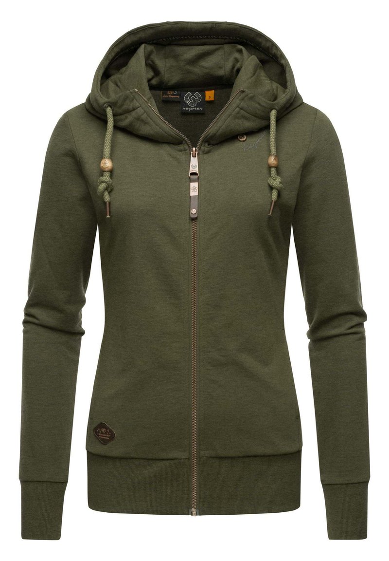 Olivengrøn zip-up hoodie lavet af blødt materiale, med en hætte, justerbare snore og en kontrasterende lynlås med dekorative detaljer.