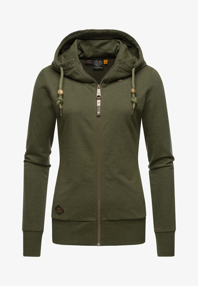 Olivengrøn zip-up hoodie lavet af blødt materiale, med en hætte, justerbare snore og en kontrasterende lynlås med dekorative detaljer.