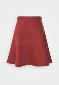 Falda roja acampanada hecha de una tela suave, con una cintura ajustada y un diseño en niveles con costuras horizontales. Bordes limpios y simples.