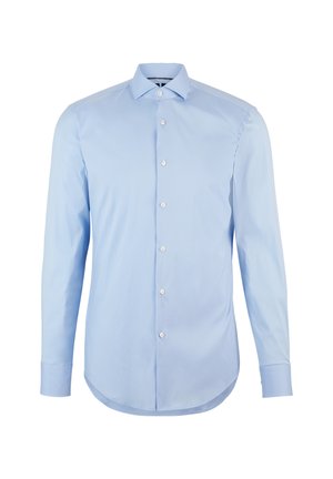 Chemise à manches longues bleu clair en coton avec un col pointu, des boutons à l'avant et un ourlet arrondi. Texture lisse sans motifs.