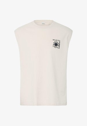 Chemise beige sans manches avec encolure ronde et petit motif noir de soleil et vague sur le côté gauche de la poitrine avec le texte « UNLIMITED SUMMER ».
