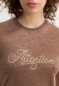 YOURTURN UJNISEX - Print T-shirt - dark brown