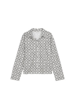 Langarmshirt met zwart-wit geometrisch bloemenpatroon, een kraag en knopen aan de voorkant.
