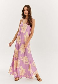 Fialové květinové maxi šaty s véčkovým výstřihem a tenkými ramínky, zdobené velkými krémovými květinovými potisky a lehkou, splývavou tkaninou.