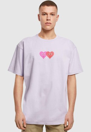 Hellblau übergroßes T-Shirt aus Baumwolle mit einem grafischen Design von zwei Herzen in Pink und Rot mit Gesichtsausdrücken in der Mitte.