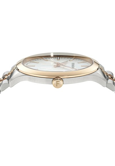 Srebrno-złoty różowy zegarek na rękę z polerowaną stalową kopertą, białą teksturowaną tarczą, wydłużonymi wskazówkami i koronką z wytłoczonym logo.