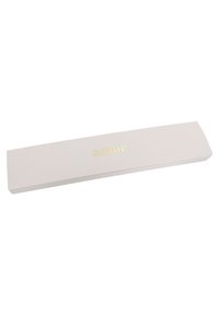 Scatola rettangolare bianca con superficie liscia. Presenta un testo dorato in rilievo "amor" centrato sulla parte anteriore. Design semplice e minimalista.
