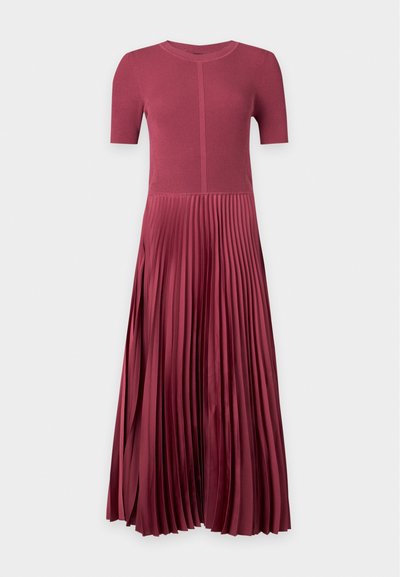 Robe midi à manches courtes avec corsage en maille côtelée et jupe plissée en satin de couleur rose profond sur fond blanc.