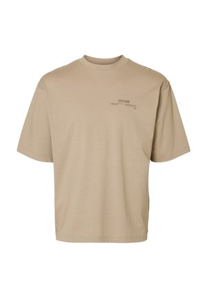 T-shirt beige en coton avec un col rond et des manches courtes. Présente un texte imprimé sur la poitrine en couleur foncée. Coupe décontractée.