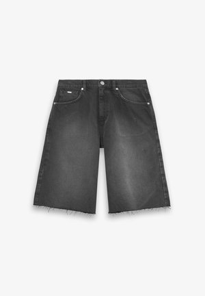 Mørk grå denimshorts med en avslappet passform, frynsete kant og slitte detaljer. Har frontlommer og knappelukking.