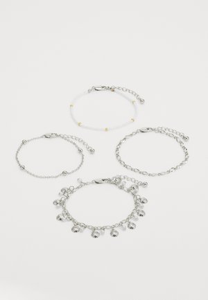 Neli käevõru: üks valge helmedega, kuldsete aktsentidega, kolm hõbedast ahelat erinevate kujunditega, sealhulgas merikarbi ripatsid ja helmestik.