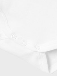 Body in cotone bianco con tessuto a coste, scollatura tonda e chiusura a scatto sul fondo per facilitare il cambio.