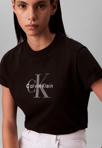 Calvin Klein Jeans HERO SS CLASSIC MONOLOGO  - Majica kratkih rukava s printom - black