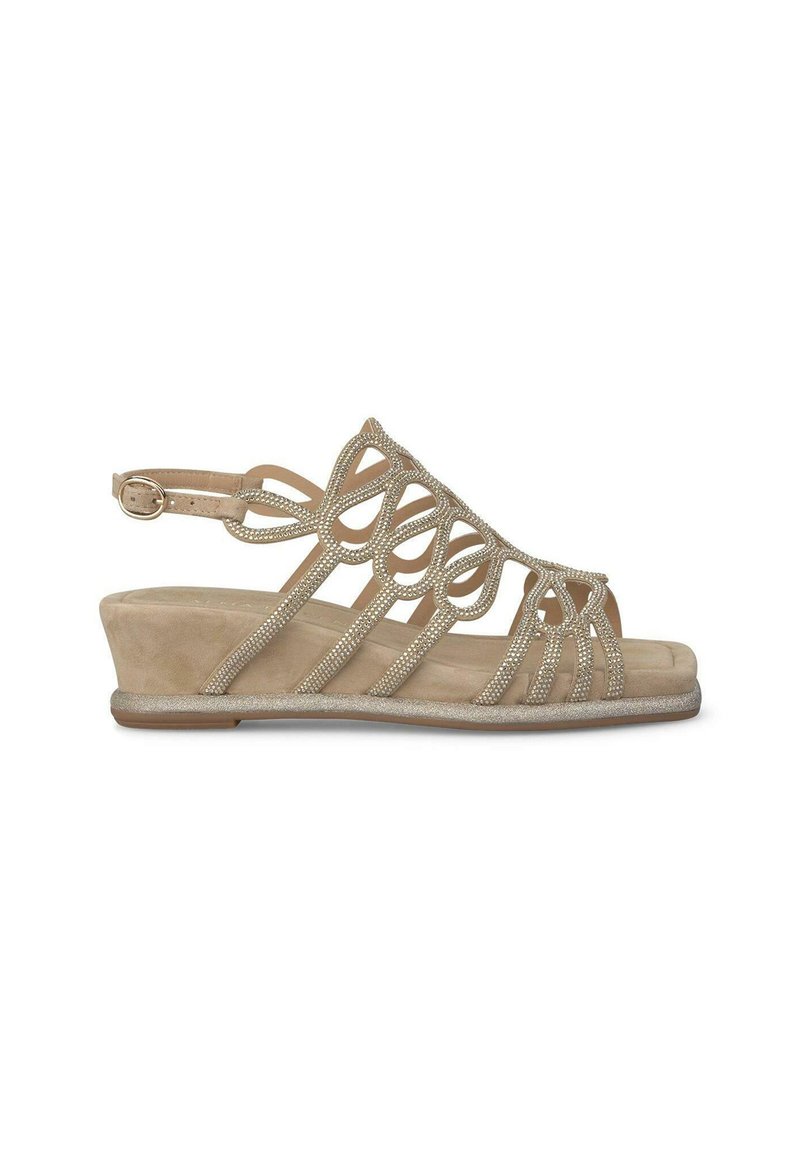 Sandale compensée beige avec des brides décoratives et des accents en strass, en matériau suédé doux et avec une sangle de cheville ajustable.
