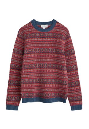 Pull en motif rouge avec encolure et poignets côtelés bleus. Présente des motifs géométriques complexes en bleu, vert et blanc cassé sur un fond rouge.