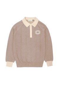 Beżowy sweter polo z dzianiny z wzorem w warkocz, kontrastującym kremowym kołnierzykiem i mankietami oraz haftowanym logo po lewej stronie klatki piersiowej.