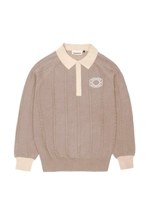 Beige adīts polo džemperis ar kabeļu adījuma dizainu, kontrastējošu krēms krāsas apkakli un aprocēm, kā arī izšūtu logo kreisajā krūšu daļā.