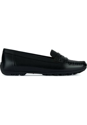 Mocassin noir en cuir avec coutures moc toe, détail de bride penny et semelle en caoutchouc avec crampons, présenté en profil latéral.