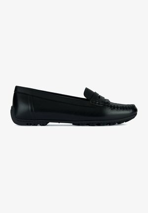 Mocassin noir en cuir avec coutures moc toe, détail de bride penny et semelle en caoutchouc avec crampons, présenté en profil latéral.