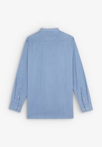 Camisa de manga larga azul clara de algodón, con cuello, puños abotonados y una textura suave sin patrones.