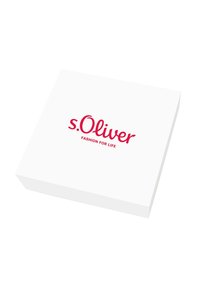 Caja cuadrada blanca con el logo rojo "s.Oliver" y el texto "FASHION FOR LIFE" impreso de forma destacada en la tapa.