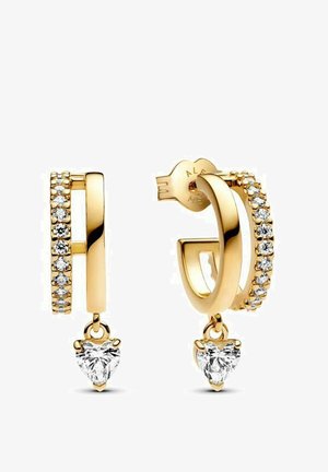 Orecchini a cerchio dorati con cristalli trasparenti lungo la fascia e un pendente a forma di cuore. Il design presenta una finitura lucida e liscia.