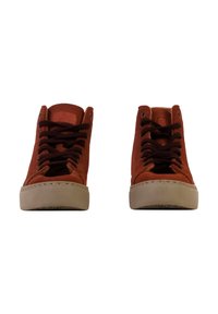 Zapatillas altas de ante naranja con cordones marrones, que presentan una puntera redonda, suela ligera y pequeñas ojales de metal para el cordón.